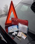 KIT DE PREMIERS SECOURS AVEC TRIANGLE DE SÉCURITÉ